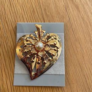 Vintage Faux Gold Leaf 🍁 Pin with Faux Pearl Accent